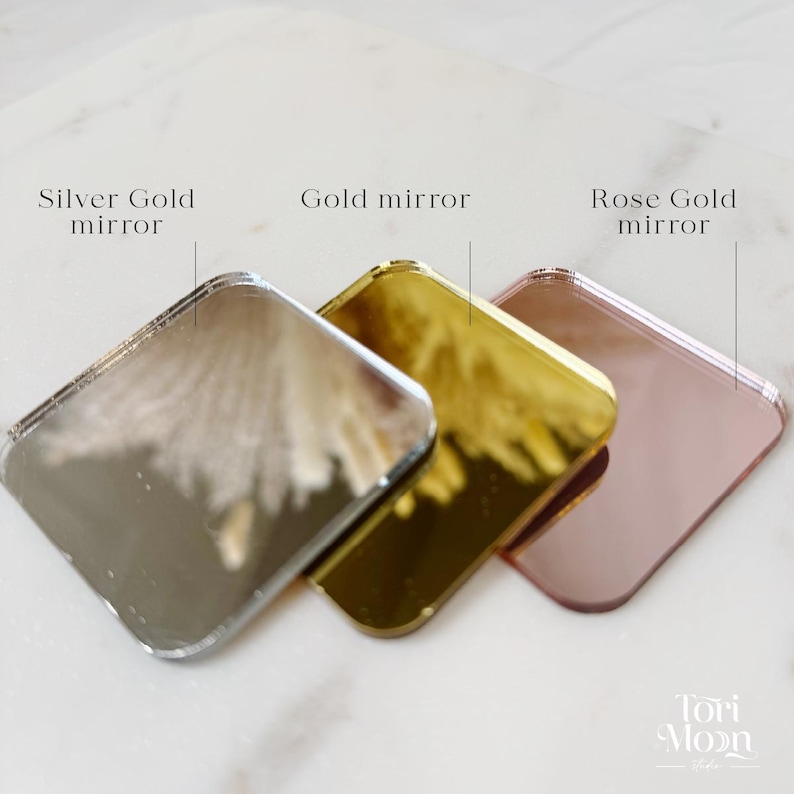 Peut inclure: Trois miroirs carr&eacute;s en acrylique argent&eacute;, dor&eacute; et rose.