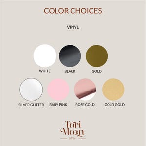 Peut inclure: Graphique pr&eacute;sentant des choix de couleurs de vinyle. Les options incluent le blanc, le noir, l'or, le glitter argent&eacute;, le rose b&eacute;b&eacute;, l'or rose et l'or or. Le texte "Color Choices" et "Vinyl" sont en haut. Le logo Tori Moon Studio est en bas.