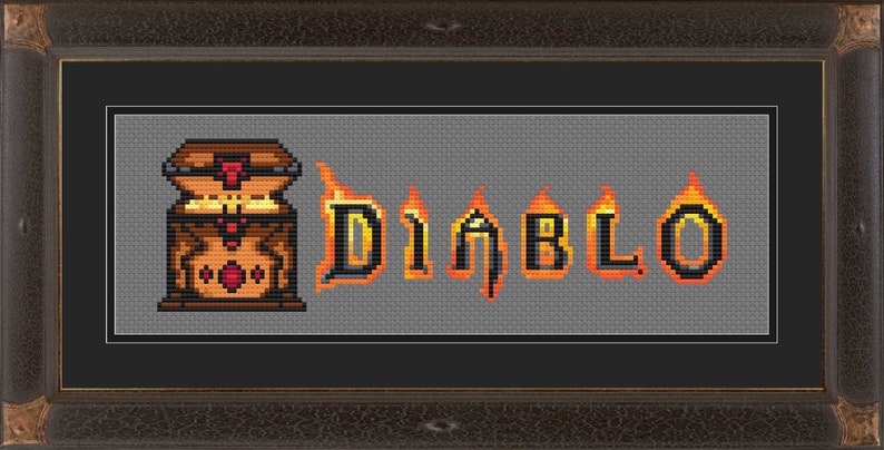 Puede incluir: Un patr&oacute;n de punto de cruz del logotipo del videojuego Diablo. El logotipo es en negro y naranja con llamas detr&aacute;s de las letras. Un cofre con joyas rojas est&aacute; a la izquierda del logotipo.