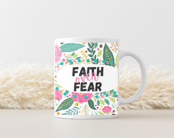 Caneca Fé Acima do Medo | Caneca de Café com Versículo Bíblico Floral