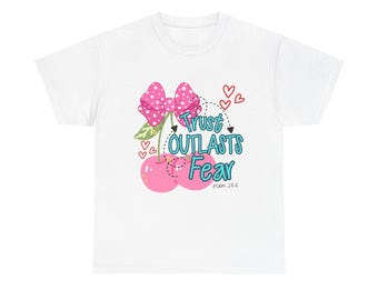 Camiseta "A Confiança Supera o Medo" com Cerejas | Laços e Corações em Tons Pastel