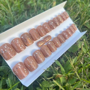Uñas postizas de ojo de gato marrón / Uñas de ojo de gato brillantes con copos dorados / Lujoso set de uñas hecho a mano