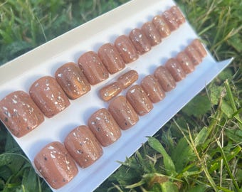 Ensemble d'ongles oeil de chat bruns, flocons d'or, brillants magnétiques automnaux