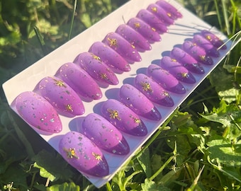 Lila Galaxy Press-On-Nägel, Gold-Sterne, Cosmic Celestial Glitter Almond Statement Set
