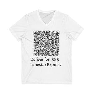 Peut inclure: Un t-shirt blanc à manches courtes et col en V, arborant un grand code QR noir et blanc imprimé au centre de la poitrine. Sous le code QR, le texte "Deliver for $$$ Lonestar Express" est inscrit dans une police noire sans empattement.