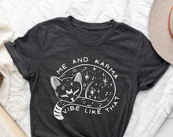 カルマキャットTシャツ、リリック風Tシャツ、ミニマリストコンサートシャツ