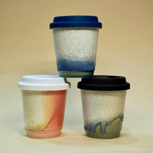 Taza de viaje de cerámica con tapa de silicona, taza de café reutilizable para llevar, taza para llevar de 9 oz, regalo artístico para ella, taza de café de viaje, cerámica de cambio de horno