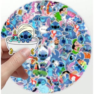 K&ouml;nnte beinhalten: Eine Hand h&auml;lt einen Aufkleber von Stitch in einer Badewanne mit einem Handtuch auf dem Kopf, mit einer weiteren Stitch-Figur. Der Hintergrund ist eine kreisf&ouml;rmige Sammlung von Stitch-Aufklebern in verschiedenen Farben.