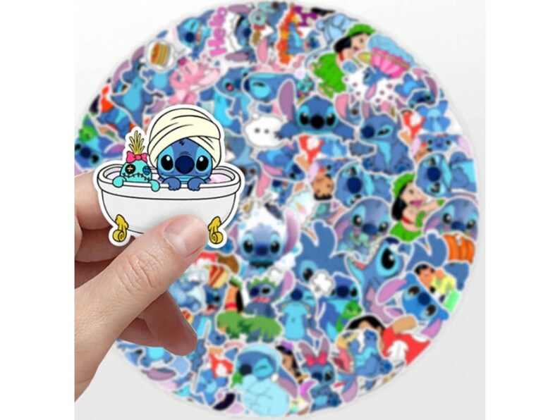 K&ouml;nnte beinhalten: Eine Hand h&auml;lt einen Aufkleber von Stitch in einer Badewanne mit einem Handtuch auf dem Kopf, mit einer weiteren Stitch-Figur. Der Hintergrund ist eine kreisf&ouml;rmige Sammlung von Stitch-Aufklebern in verschiedenen Farben.