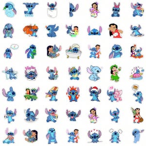 K&ouml;nnte beinhalten: Eine Sammlung farbenfroher Aufkleber mit der Figur Stitch aus dem Animationsfilm Lilo & Stitch. Die Aufkleber zeigen Stitch in verschiedenen Posen und Outfits, einige davon mit anderen Charakteren. Die Aufkleber befinden sich auf wei&szlig;em Hintergrund.