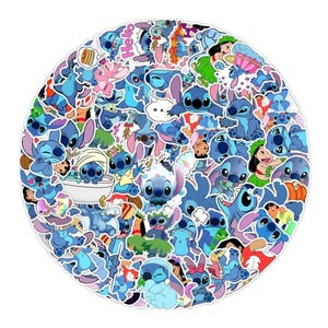 K&ouml;nnte beinhalten: Ein kreisf&ouml;rmiges Set bunter Aufkleber mit der Figur Stitch aus dem Disney-Film Lilo & Stitch. Die Aufkleber sind haupts&auml;chlich blau und zeigen verschiedene Posen und Ausdr&uuml;cke der Figur sowie anderer Charaktere.