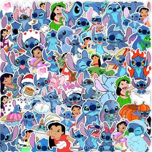 K&ouml;nnte beinhalten: Eine Sammlung bunter Aufkleber mit der Figur Stitch aus dem Animationsfilm Lilo & Stitch. Die Aufkleber zeigen Stitch in verschiedenen Posen und Szenen, mit anderen Charakteren und Objekten. Die Aufkleber sind in Blau-, Rosa- und Wei&szlig;t&ouml;nen gehalten.