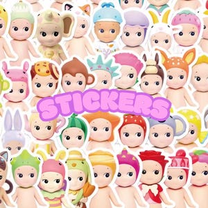 Peut inclure: Une collection d'autocollants représentant de petites figurines en forme de poupées avec divers chapeaux et accessoires. Le mot "STICKERS" est affiché en rose au centre de l'image. Les autocollants ont une bordure blanche.