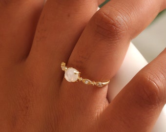 Moonstone ring, Gemstone engagement ring, Dainty moonstone ring, Silver moonstone jewelry, unique solitaire ring, Minimalist jewelry, AU69