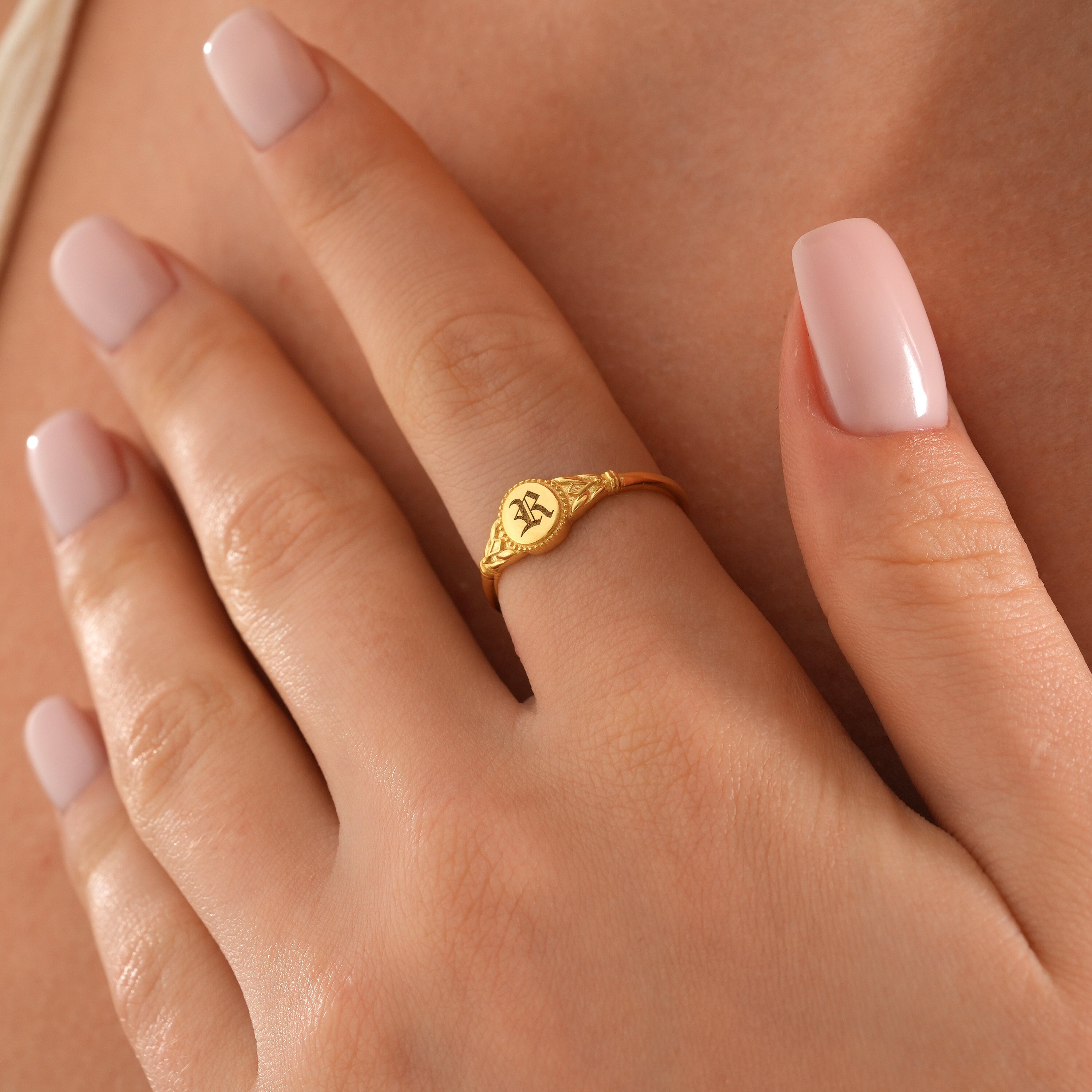 【Grace Personalized】RANAEリング Personalized Gothic Initial Signet Ring: 14k Gold Filled