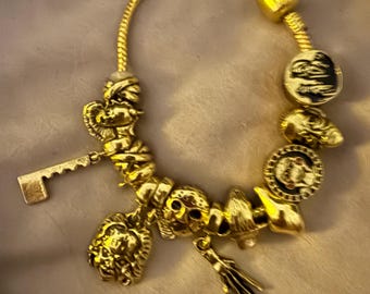 Pulsera con dijes de figuras de películas de terror de Halloween en color dorado