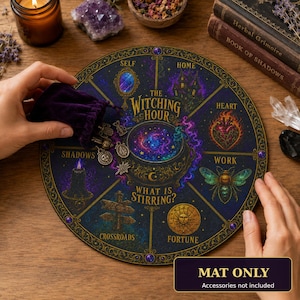 Puede incluir: Una alfombrilla circular de color azul oscuro y morado con el texto The Witching Hour y What Is Stirring, dividida en secciones etiquetadas como Self, Home, Heart, Work, Fortune, Crossroads y Shadows, con ilustraciones de un espejo, casa, corazón, abeja, sol, señal y vela.
