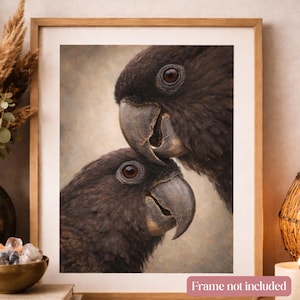 Puede incluir: Una impresión enmarcada con una ilustración detallada de dos loros marrones oscuros con ojos marrones claros y picos grandes. Las aves están juntas, con la cabeza de una ave descansando sobre la otra. La obra de arte está sobre un fondo neutro.