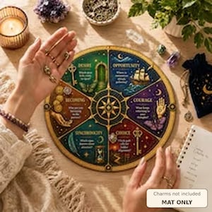 Puede incluir: Una alfombrilla de adivinación circular con seis segmentos coloridos etiquetados como Desire, Opportunity, Courage, Choice, Synchronicity y Becoming, cada uno con ilustraciones y preguntas. Incluye un diseño de brújula central y el texto Charms not included MAT ONLY.