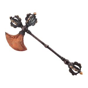 Puede incluir: Un hacha ornamentada de color bronce con una hoja cobriza. El hacha presenta detalles intrincados en el mango y elementos decorativos en ambos extremos. El diseño sugiere un propósito ceremonial o decorativo, posiblemente de importancia cultural o histórica.