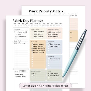 Könnte beinhalten: Ein Work Day Planner und Work Priority Matrix Druckvorlagen-Set mit einem hellblauen Kugelschreiber. Der Planer enthält Abschnitte für Zeitpläne, Prioritäten, Aufgabenlisten, Erinnerungen, Notizen, E-Mails und Anrufe mit pastellfarbenen Blöcken.