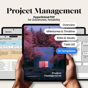 Könnte beinhalten: Ein hyperverlinktes Projektmanagement-PDF für Goodnotes und Notability. Der Bildschirm zeigt ein Cover mit einer rosa Waldlandschaft und dem Text Project Management. Die schwebenden Beschriftungen umfassen Overview, Milestones & Timeline, Risks & Issues, Task List und 14 Templates.