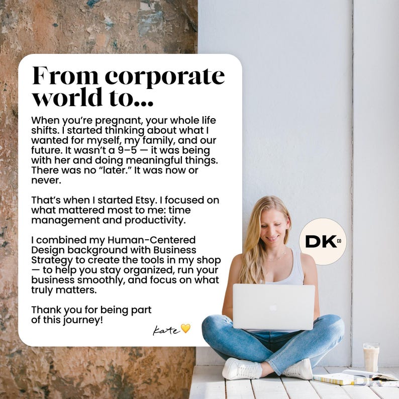 以下が含まれることがあります： 女性が座ってラップトップを使用しています。白い背景のテキストには「企業の世界から...」と書かれており、時間管理ツールとしてEtsyに移行することを説明しています。「DK」のロゴが見えます。