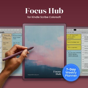 Op de afbeelding: Een digitale planner voor Kindle Scribe Colorsoft, met een 7-daagse weekplanner. De afbeelding toont een tablet met een stylus, met een gebruikersinterface met wekelijkse doelen en taken. De tekst "Focus Hub" is prominent aanwezig.