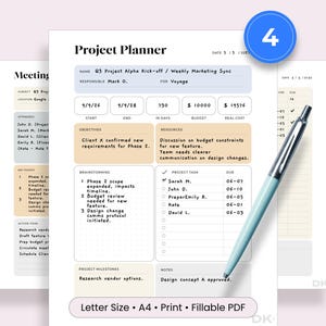 Peut inclure: Un document de planification de projet avec un en-tête bleu clair, des sections pêche pour les objectifs et les ressources, et une zone quadrillée blanche pour le brainstorming et les tâches. Un stylo bleu clair repose sur la page.