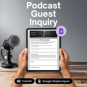 Op de afbeelding: Een digitale tablet met een "Podcast Guest Inquiry" formulier, vastgehouden door handen. Het formulier bevat velden voor naam en titel. Een microfoon is links geplaatst. De teksten "Tutorial" en "Google Sheets Export" staan onderaan.