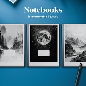 Op de afbeelding: Drie digitale tablets met het label Notebooks for reMarkable 2 & Pure. Elke tablet toont een unieke zwart-wit landschaps- of hemelafbeelding met een rechthoekig labelgebied. Een zwarte stylus bevindt zich bij de derde tablet.