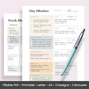 以下が含まれることがあります： 「Day Blocker」と「Week Blocker」というラベルの付いた2つの印刷可能なプランナーページ。Day Blockerには、水色のペンが置かれています。Day Blockerには、タスク、メモ、スケジュールのセクションが含まれています。Week Blockerには、優先事項やその他のタスクのセクションがあります。