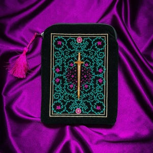 Étui pour liseuse Strength – Pochette brodée en velours pour les lecteurs de fantasy | Cartable Tarot, étui pour iPad et liseuse | Manchon de protection