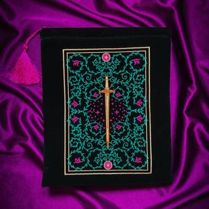 Protège-livre Strength – Pochette brodée en velours pour les lecteurs de fantasy | Cartable Tarot, étui pour iPad et liseuse | Manchon de protection