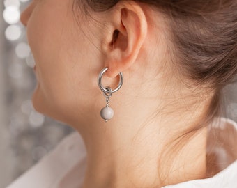 Boucles d'oreilles - anneaux avec pendentifs en béton interchangeables. Boucles d'oreilles modernes à porter au quotidien, bijoux en béton minimalistes et élégants.