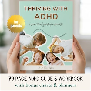 以下が含まれることがあります： 「Thriving with ADHD」というタイトルの本で、副題は「a practical guide for parents」です。表紙には子供たちのイラストと「for parents」という文字が描かれています。本の底には「79 PAGE ADHD GUIDE & WORKBOOK with bonus charts & planners」と書かれています。