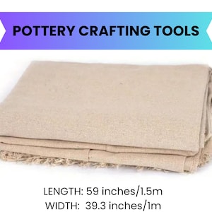 Op de afbeelding: Een beige canvas afdekdoek, in drieën gevouwen, voor pottenbakken. Het is 1,5 meter lang en 1 meter breed.