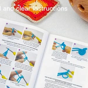 K&ouml;nnte beinhalten: Offenes Buch mit H&auml;kelanleitungen, das Schritt-f&uuml;r-Schritt-Fotos f&uuml;r eine Magic-Ring-Technik zeigt. Ein farbenfrohes H&auml;kelquadrat und eine Holzschale sind sichtbar. Der Text lautet "Detaillierte und klare Anweisungen".