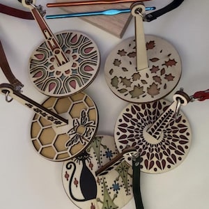 Portahilos portátil para muñeca: Carrete de hilo de coser portátil con correa para la muñeca, regalo para lanas, artículos de viaje, diseño de gato, abeja, corazón y arcos.