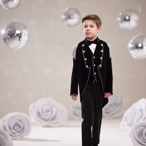Schwarzer Samt-Frack für Jungen mit silbernen Schulterklappen | formelles Outfit für Kinder im Alter von 1–14 | Ringträger, Hochzeit, Geburtstag