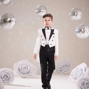 Formelles Outfit mit Fliege – Ideal für Fotoshootings & Hochzeiten Weißes und schwarzes Smoking-Set für besondere Anlässe (1–14 Jahre)