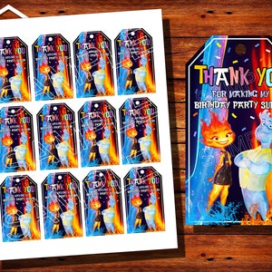 Puede incluir: Un conjunto de 12 etiquetas de agradecimiento con una imagen de dibujos animados de un personaje de fuego y agua. Las etiquetas están impresas en cartulina blanca y tienen un esquema de color azul y rojo. El texto en las etiquetas dice "¡Gracias por hacer que mi fiesta de cumpleaños sea súper!"