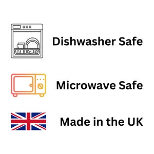 以下が含まれることがあります： 食器洗い機、電子レンジ、ユニオンジャックの旗の白黒イラスト。各画像の下には、「食器洗い機対応」、「電子レンジ対応」、「イギリス製」のテキストがあります。
