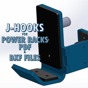 Pode incluir: Um gancho em J azul para suportes de peso, com o texto "J-HOOKS FOR POWER RACKS PDF & DXF FILES". O gancho tem uma almofada preta e um pino cilíndrico cinza. O design é renderizado em 3D.