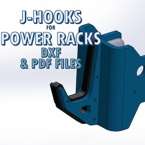 Könnte beinhalten: Ein blauer J-Haken für Power Racks, mit dem Text "J-HOOKS FOR POWER RACKS DXF & PDF FILES". Der Haken hat ein gebogenes Design mit schwarzem Innenraum und mehreren kreisförmigen Löchern.