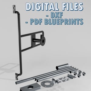 Op de afbeelding: Een assortiment metalen componenten, waaronder buizen, beugels en cirkelvormige platen, wordt weergegeven tegen een lichtgrijze achtergrond. De tekst "DIGITAL FILES - DXF - PDF BLUEPRINTS" staat bovenaan. De onderdelen lijken voor een mechanisch project te zijn.