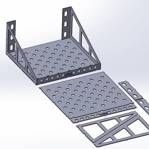 Könnte beinhalten: Zerlegte Metallregaleinheit mit perforierter Ober- und Seitenfläche. Die Einheit ist grau und besteht aus mehreren separaten Teilen, darunter eine Basis, Seitenstützen und kleinere Verbindungsteile. Das Design ist für den industriellen oder Werkstattgebrauch gedacht.