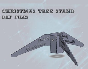 Puede incluir: Un soporte para árbol de Navidad de metal gris con tres patas. Las patas están etiquetadas con "Feliz Navidad".