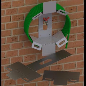 Puede incluir: Un soporte de pared para manguera de metal blanco con un grifo central de maneta roja. Una manguera de jardín verde está enrollada alrededor del soporte. Dos piezas metálicas planas y desplegadas con aberturas para asas se sitúan debajo.