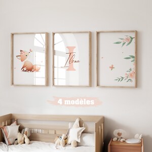 Peut inclure: Trois impressions encadrées avec un cadre en bois clair. Les impressions présentent un renard, la lettre I avec le nom Ilona et un motif floral avec des papillons. Le texte "4 modèles" est écrit en rose sur un fond blanc.